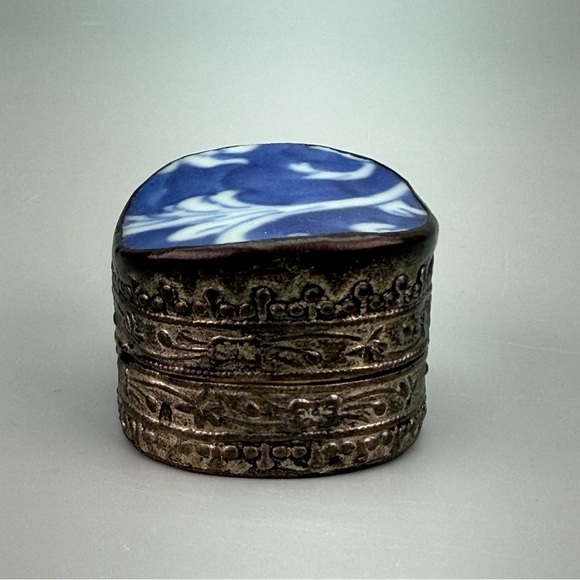 Antique Chinese Porcelain
Embossed Tin Shard Box - Picture 3 of 12